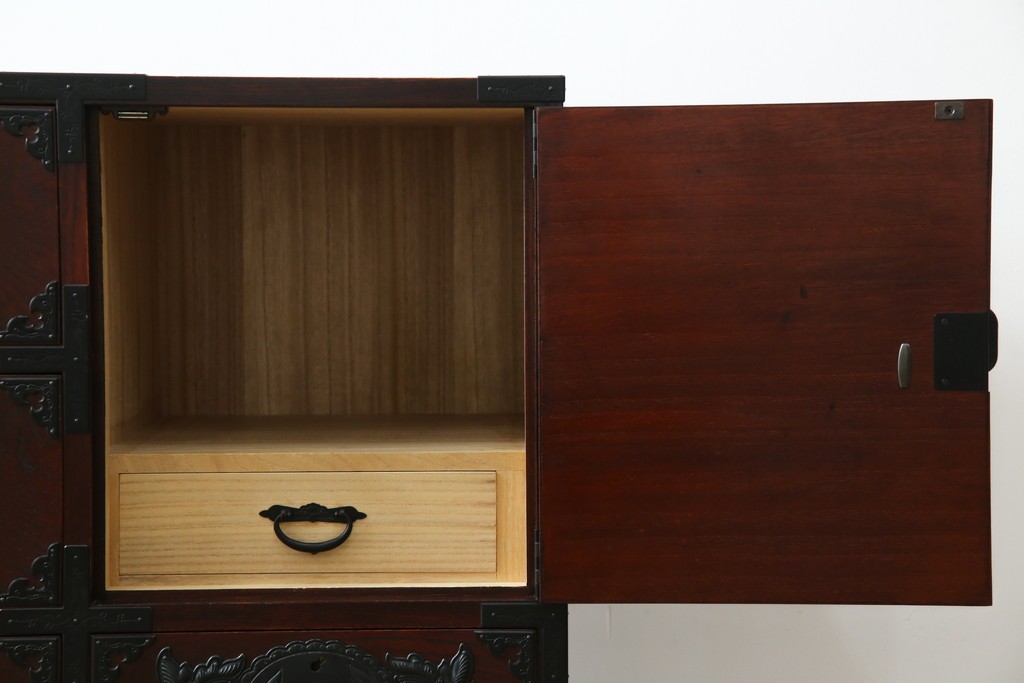 中古　美品　欅産業　凝ったつくりの大振りの金具が目を惹く仙台箪笥サイドボード　(R-083346)