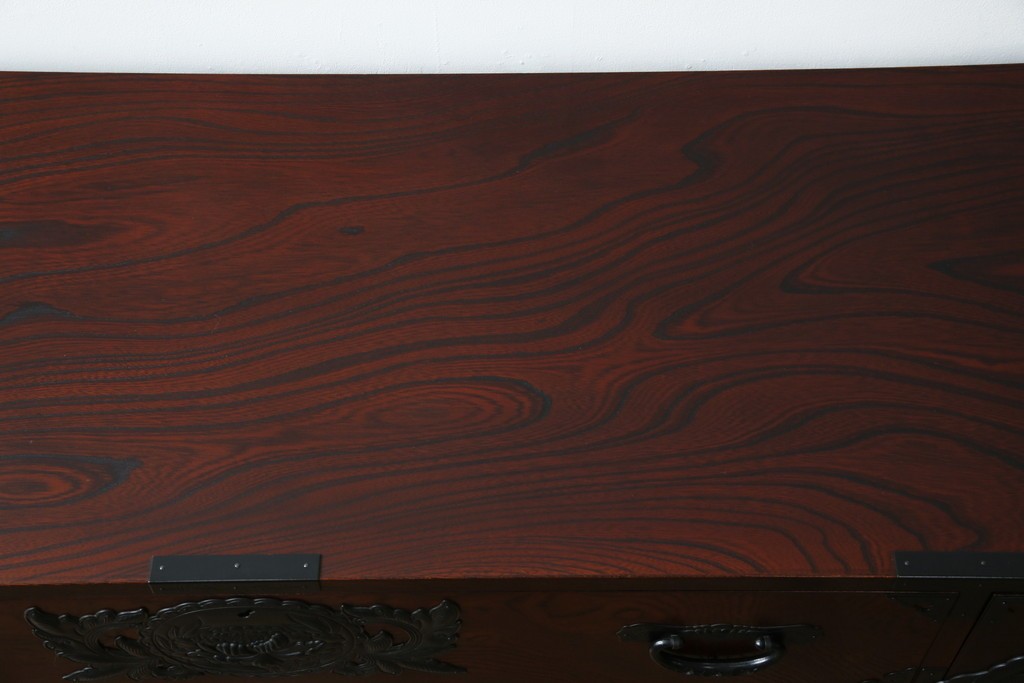 中古　美品　欅産業　凝ったつくりの大振りの金具が目を惹く仙台箪笥サイドボード　(R-083346)