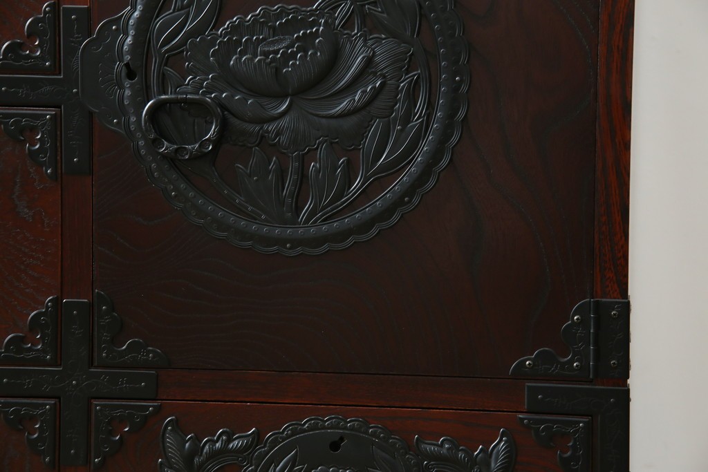 中古　美品　欅産業　凝ったつくりの大振りの金具が目を惹く仙台箪笥サイドボード　(R-083346)