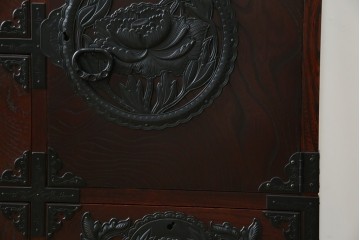 中古　美品　欅産業　凝ったつくりの大振りの金具が目を惹く仙台箪笥サイドボード　(R-083346)