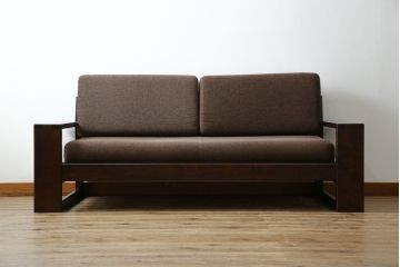 中古　美品　北海道民芸家具　深い色合いがやすらぎの空間にぴったりな2.5人掛けソファ(2.5P、3P、二人掛け、三人掛け、アームソファ)(定価約42万円)(R-083347)