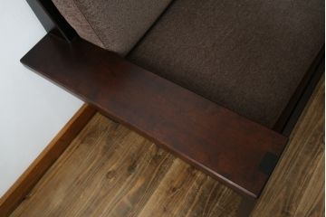 中古　美品　北海道民芸家具　深い色合いがやすらぎの空間にぴったりな2.5人掛けソファ(2.5P、3P、二人掛け、三人掛け、アームソファ)(定価約42万円)(R-083347)