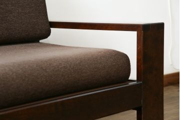 中古　美品　北海道民芸家具　深い色合いがやすらぎの空間にぴったりな2.5人掛けソファ(2.5P、3P、二人掛け、三人掛け、アームソファ)(定価約42万円)(R-083347)