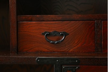 中古　美品　仙台民芸箪笥(仙台箪笥)　欅産業　拭き漆塗り　華やかな金具の茶箪笥　(R-083348)