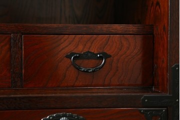 中古　美品　仙台民芸箪笥(仙台箪笥)　欅産業　拭き漆塗り　華やかな金具の茶箪笥　(R-083348)