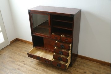 中古　美品　仙台民芸箪笥(仙台箪笥)　欅産業　拭き漆塗り　華やかな金具の茶箪笥　(R-083348)
