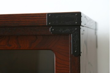中古　美品　仙台民芸箪笥(仙台箪笥)　欅産業　拭き漆塗り　華やかな金具の茶箪笥　(R-083348)