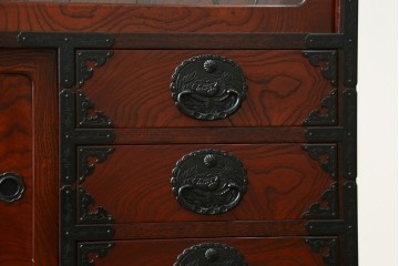 中古　美品　仙台民芸箪笥(仙台箪笥)　欅産業　拭き漆塗り　華やかな金具の茶箪笥　(R-083348)