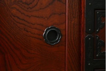 中古　美品　仙台民芸箪笥(仙台箪笥)　欅産業　拭き漆塗り　華やかな金具の茶箪笥　(R-083348)