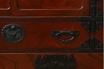 中古　美品　仙台民芸箪笥(仙台箪笥)　欅産業　拭き漆塗り　華やかな金具の茶箪笥　(R-083348)