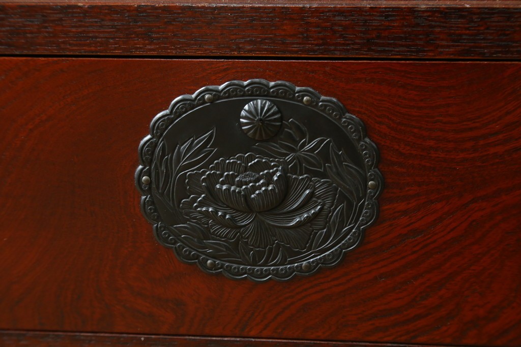 中古　美品　仙台民芸箪笥(仙台箪笥)　欅産業　拭き漆塗り　華やかな金具の茶箪笥　(R-083348)