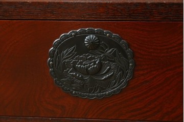中古　美品　仙台民芸箪笥(仙台箪笥)　欅産業　拭き漆塗り　華やかな金具の茶箪笥　(R-083348)