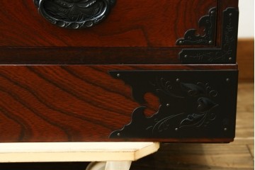 中古　美品　仙台民芸箪笥(仙台箪笥)　欅産業　拭き漆塗り　華やかな金具の茶箪笥　(R-083348)