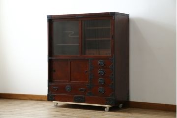 中古　美品　仙台民芸箪笥(仙台箪笥)　欅産業　拭き漆塗り　華やかな金具の茶箪笥(茶棚、飾り棚、戸棚、収納棚)(R-083348)
