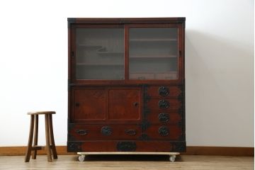 中古　美品　仙台民芸箪笥(仙台箪笥)　欅産業　拭き漆塗り　華やかな金具の茶箪笥(茶棚、飾り棚、戸棚、収納棚)(R-083348)