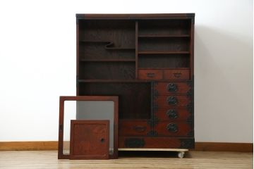中古　美品　仙台民芸箪笥(仙台箪笥)　欅産業　拭き漆塗り　華やかな金具の茶箪笥(茶棚、飾り棚、戸棚、収納棚)(R-083348)