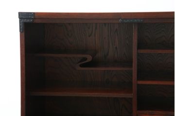 中古　美品　仙台民芸箪笥(仙台箪笥)　欅産業　拭き漆塗り　華やかな金具の茶箪笥(茶棚、飾り棚、戸棚、収納棚)(R-083348)