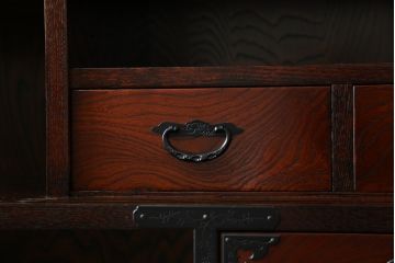 中古　美品　仙台民芸箪笥(仙台箪笥)　欅産業　拭き漆塗り　華やかな金具の茶箪笥(茶棚、飾り棚、戸棚、収納棚)(R-083348)