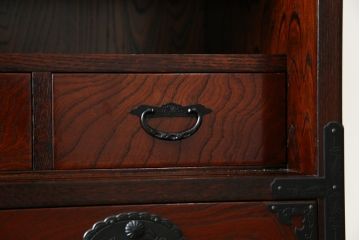 中古　美品　仙台民芸箪笥(仙台箪笥)　欅産業　拭き漆塗り　華やかな金具の茶箪笥(茶棚、飾り棚、戸棚、収納棚)(R-083348)