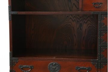 中古　美品　仙台民芸箪笥(仙台箪笥)　欅産業　拭き漆塗り　華やかな金具の茶箪笥(茶棚、飾り棚、戸棚、収納棚)(R-083348)