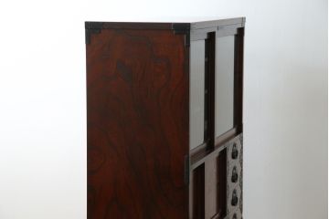 中古　美品　仙台民芸箪笥(仙台箪笥)　欅産業　拭き漆塗り　華やかな金具の茶箪笥(茶棚、飾り棚、戸棚、収納棚)(R-083348)