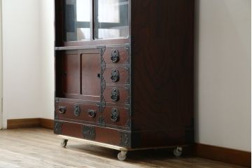 中古　美品　仙台民芸箪笥(仙台箪笥)　欅産業　拭き漆塗り　華やかな金具の茶箪笥(茶棚、飾り棚、戸棚、収納棚)(R-083348)