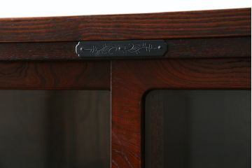 中古　美品　仙台民芸箪笥(仙台箪笥)　欅産業　拭き漆塗り　華やかな金具の茶箪笥(茶棚、飾り棚、戸棚、収納棚)(R-083348)