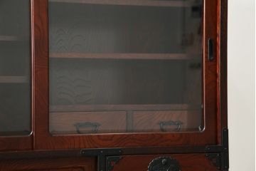 中古　美品　仙台民芸箪笥(仙台箪笥)　欅産業　拭き漆塗り　華やかな金具の茶箪笥(茶棚、飾り棚、戸棚、収納棚)(R-083348)