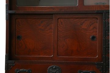 中古　美品　仙台民芸箪笥(仙台箪笥)　欅産業　拭き漆塗り　華やかな金具の茶箪笥(茶棚、飾り棚、戸棚、収納棚)(R-083348)
