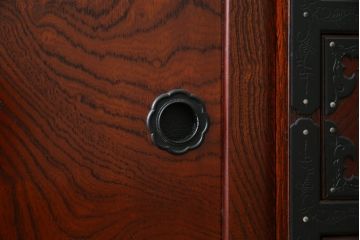 中古　美品　仙台民芸箪笥(仙台箪笥)　欅産業　拭き漆塗り　華やかな金具の茶箪笥(茶棚、飾り棚、戸棚、収納棚)(R-083348)
