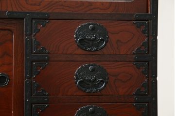 中古　美品　仙台民芸箪笥(仙台箪笥)　欅産業　拭き漆塗り　華やかな金具の茶箪笥(茶棚、飾り棚、戸棚、収納棚)(R-083348)