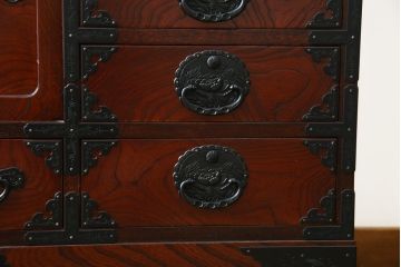 中古　美品　仙台民芸箪笥(仙台箪笥)　欅産業　拭き漆塗り　華やかな金具の茶箪笥(茶棚、飾り棚、戸棚、収納棚)(R-083348)