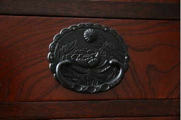 中古　美品　仙台民芸箪笥(仙台箪笥)　欅産業　拭き漆塗り　華やかな金具の茶箪笥(茶棚、飾り棚、戸棚、収納棚)(R-083348)