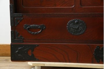 中古　美品　仙台民芸箪笥(仙台箪笥)　欅産業　拭き漆塗り　華やかな金具の茶箪笥(茶棚、飾り棚、戸棚、収納棚)(R-083348)