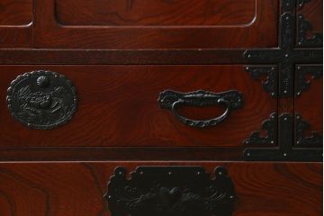 中古　美品　仙台民芸箪笥(仙台箪笥)　欅産業　拭き漆塗り　華やかな金具の茶箪笥(茶棚、飾り棚、戸棚、収納棚)(R-083348)