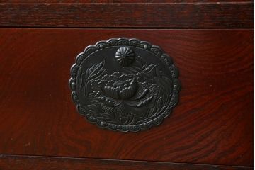 中古　美品　仙台民芸箪笥(仙台箪笥)　欅産業　拭き漆塗り　華やかな金具の茶箪笥(茶棚、飾り棚、戸棚、収納棚)(R-083348)