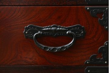 中古　美品　仙台民芸箪笥(仙台箪笥)　欅産業　拭き漆塗り　華やかな金具の茶箪笥(茶棚、飾り棚、戸棚、収納棚)(R-083348)