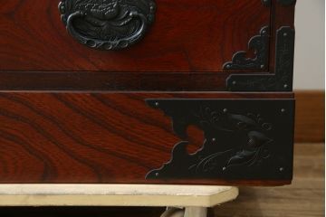 中古　美品　仙台民芸箪笥(仙台箪笥)　欅産業　拭き漆塗り　華やかな金具の茶箪笥(茶棚、飾り棚、戸棚、収納棚)(R-083348)