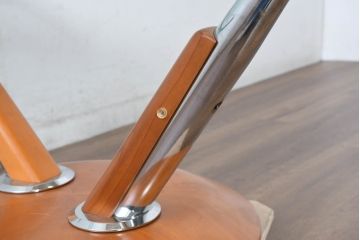 中古　美品　IDC大塚家具取り扱い　ドイツ高級家具　Ronald Schmitt (ロナルドシュミット)　スタイリッシュな佇まいの可動式ガラステーブル(センターテーブル、リビングテーブル、カフェテーブル、コーヒーテーブル)(R-083349)