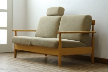 新古　未使用展示品　美品　柏木工(KASHIWA)　ナラ材　CIGARRO(シガーロ)　木の温もりと曲線美が魅力的なヘッドレスト2人掛けソファ　定価約26万円　(R-083352)
