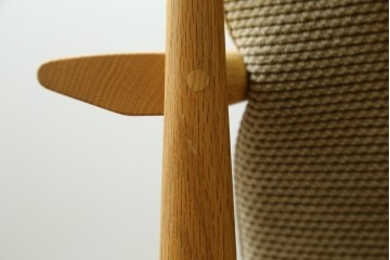 新古　未使用展示品　美品　柏木工(KASHIWA)　ナラ材　CIGARRO(シガーロ)　木の温もりと曲線美が魅力的なヘッドレスト2人掛けソファ　定価約26万円　(R-083352)