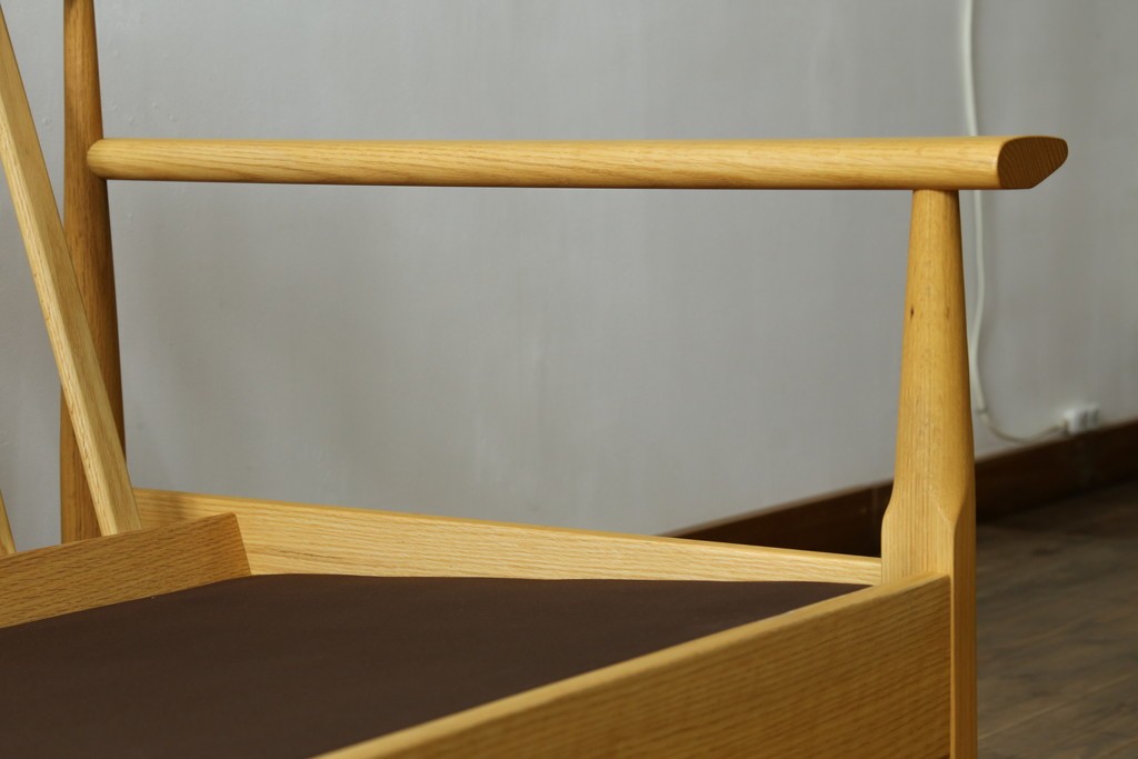 新古　未使用展示品　美品　柏木工(KASHIWA)　ナラ材　CIGARRO(シガーロ)　木の温もりと曲線美が魅力的なヘッドレスト2人掛けソファ　定価約26万円　(R-083352)