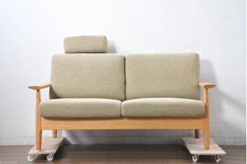 中古　美品　展示品　柏木工(KASHIWA)　ナラ材　CIGARRO(シガーロ)　木の温もりと曲線美が魅力的なヘッドレスト2人掛けソファ(2P、二人掛け、ツーシーター、ラブソファ)(定価約26万円)(R-083352)