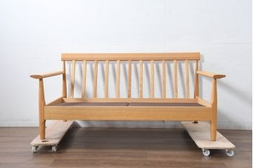 中古　美品　展示品　柏木工(KASHIWA)　ナラ材　CIGARRO(シガーロ)　木の温もりと曲線美が魅力的なヘッドレスト2人掛けソファ(2P、二人掛け、ツーシーター、ラブソファ)(定価約26万円)(R-083352)