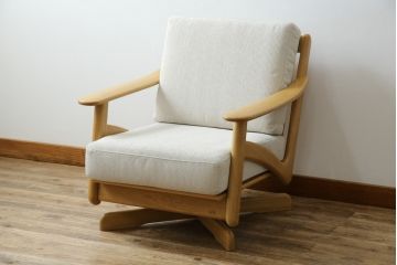 中古　美品　HAMAMOTO(浜本工芸)　ナラ材　和・洋どちらの空間にも取り入れやすい回転リビングチェア(イージーチェア、ダイニングチェア、回転ソファ、アームチェア、回転椅子、イス、回転チェア)(定価約12万円)(R-083353)