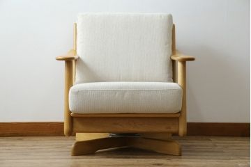 中古　美品　HAMAMOTO(浜本工芸)　ナラ材　和・洋どちらの空間にも取り入れやすい回転リビングチェア(イージーチェア、ダイニングチェア、回転ソファ、アームチェア、回転椅子、イス、回転チェア)(定価約12万円)(R-083353)