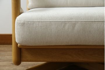 中古　美品　HAMAMOTO(浜本工芸)　ナラ材　和・洋どちらの空間にも取り入れやすい回転リビングチェア(イージーチェア、ダイニングチェア、回転ソファ、アームチェア、回転椅子、イス、回転チェア)(定価約12万円)(R-083353)