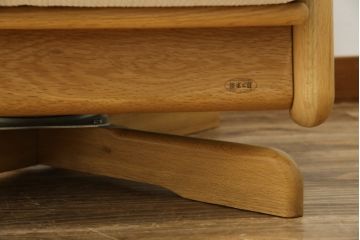 中古　美品　HAMAMOTO(浜本工芸)　ナラ材　和・洋どちらの空間にも取り入れやすい回転リビングチェア(イージーチェア、ダイニングチェア、回転ソファ、アームチェア、回転椅子、イス、回転チェア)(定価約12万円)(R-083353)