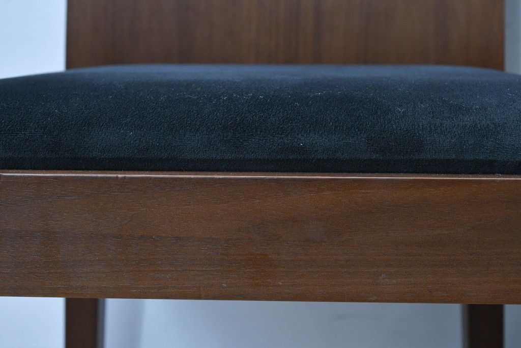 中古　希少な廃番品　アルモニア(Armonia)　ウォールナット材　すっきりとしたデザインのモダンなダイニングチェア4脚セット(椅子、イス、バラ売り可能)(R-083356)