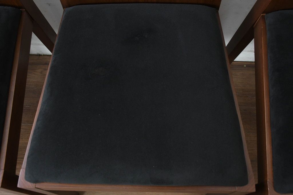 中古　希少な廃番品　アルモニア(Armonia)　ウォールナット材　すっきりとしたデザインのモダンなダイニングチェア4脚セット(椅子、イス、バラ売り可能)(R-083356)